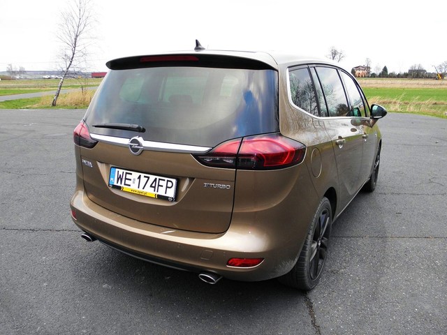 Opel Zafira Tourer 2.0 CDTI Biturbo Cosmo tył auta