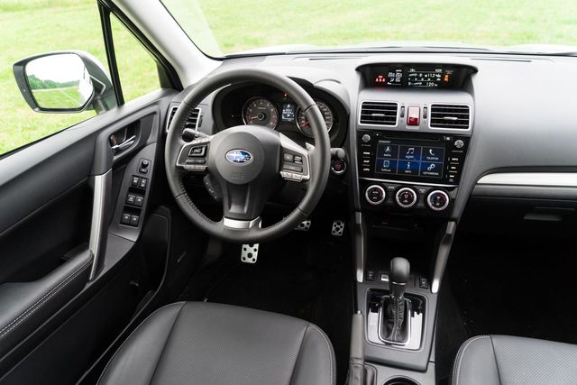 Subaru Forester 2.0 XT wnętrze