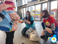 Wolontariuszki Fundacji Dr Clown rozweselają dzieci na Dworcu Wschodnim w Warszawie