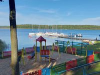 Plac zabaw nad jeziorem w KORMORANIE Plac zabaw nad jeziorem w KORMORANIE