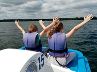 Radość na wodzie - chwila pełna wolności Radość na wodzie - chwila pełna wolności