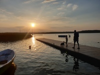 Spacer na pomoście z rodziną o zmierzchu Spacer na pomoście z rodziną o zmierzchu