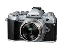 Olympus OM-D E-M5 Mark III - przód, fot.2
