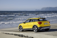 Audi Q2 żółty - z tyłu