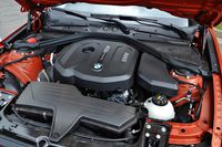 BMW 118i M Sport - pod maską