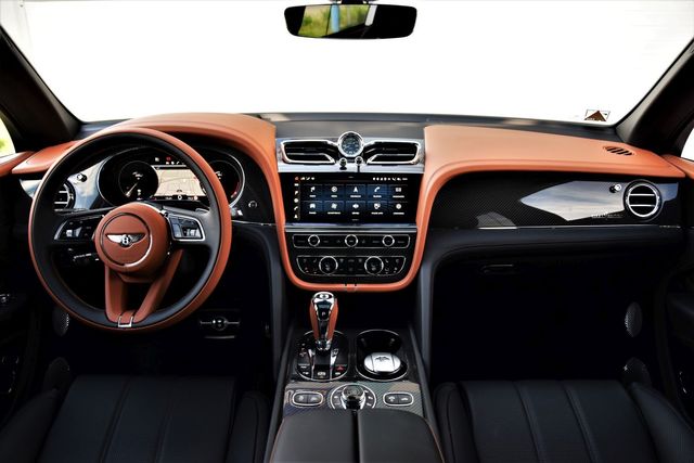 Bentley Bentayga V8. Luksusowe auto kompletne