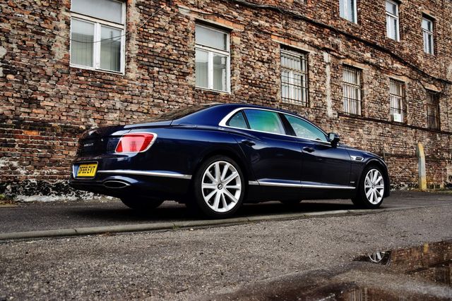 Bentley Flying Spur 6.0 W12 First Edition. Sport i luksus