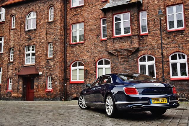 Bentley Flying Spur 6.0 W12 First Edition. Sport i luksus