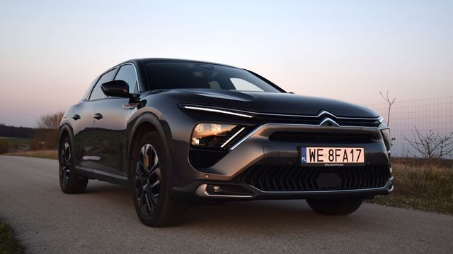 Citroen C5 X PHEV 225 z długą listą zalet