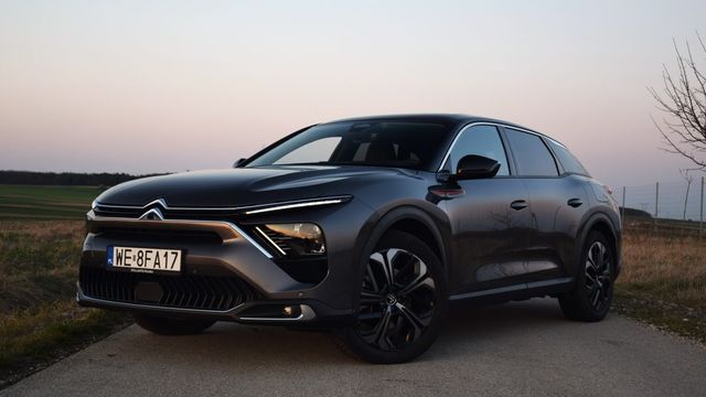 Citroen C5 X PHEV 225 z długą listą zalet