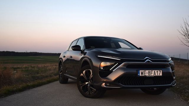 Citroen C5 X PHEV 225 z długą listą zalet