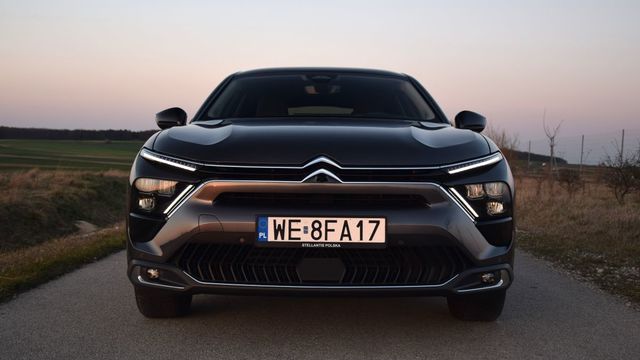 Citroen C5 X PHEV 225 z długą listą zalet