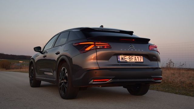 Citroen C5 X PHEV 225 z długą listą zalet