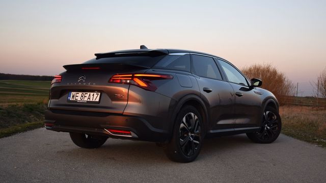Citroen C5 X PHEV 225 z długą listą zalet
