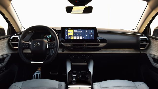Citroen C5 X PHEV 225 z długą listą zalet
