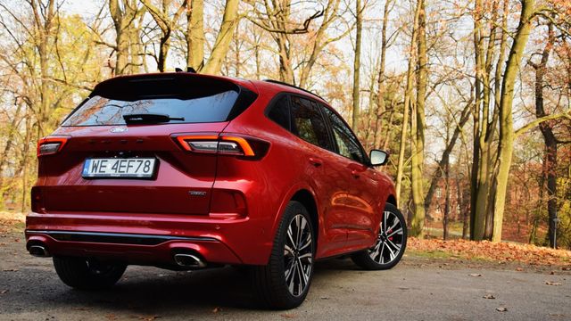 Ford Kuga PHEV. Czym się wyróżnia?