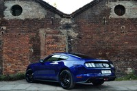 Ford Mustang Fastback 2.3 EcoBoost - z tyłu