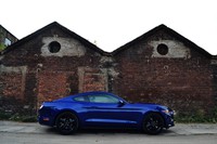 Ford Mustang Fastback 2.3 EcoBoost - z boku