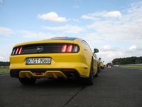 Ford Mustang - żółty z tyłu