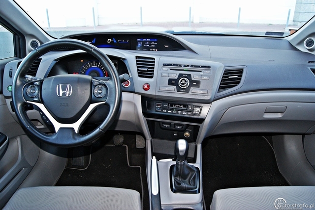 Honda Civic 5d 1.8 i-VTEC Sport vs Honda Civic 4d 1.8 i-VTEC Executive