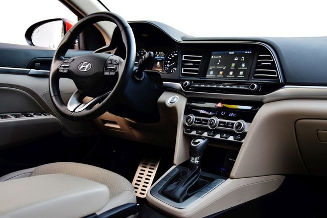 Hyundai Elantra 1.6 MPI AT Premium - analogowy, lecz komfortowy