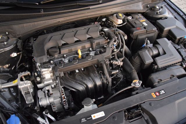 Hyundai Elantra 1.6 MPI Executive - wypełnia niszę, ale czy dobrze?