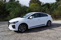 Hyundai IONIQ wjeżdża do salonów