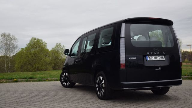 Futurystyczny Hyundai Staria HEV