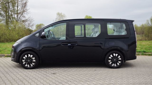 Futurystyczny Hyundai Staria HEV