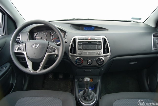 Hyundai i20 5d 1.2 Comfort vs Peugeot 208 1.2 VTi Allure 
