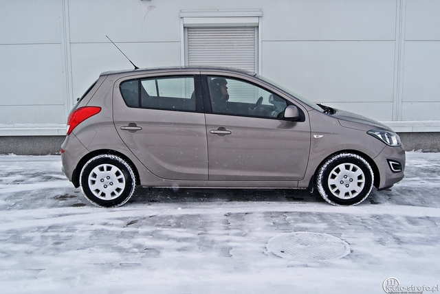 Hyundai i20 5d 1.2 Comfort vs Peugeot 208 1.2 VTi Allure 