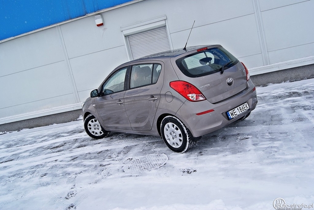 Hyundai i20 5d 1.2 Comfort vs Peugeot 208 1.2 VTi Allure 