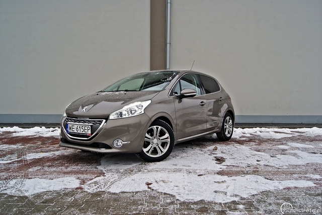 Hyundai i20 5d 1.2 Comfort vs Peugeot 208 1.2 VTi Allure 