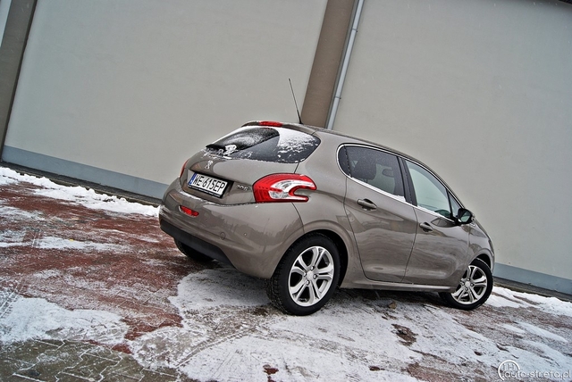 Hyundai i20 5d 1.2 Comfort vs Peugeot 208 1.2 VTi Allure 