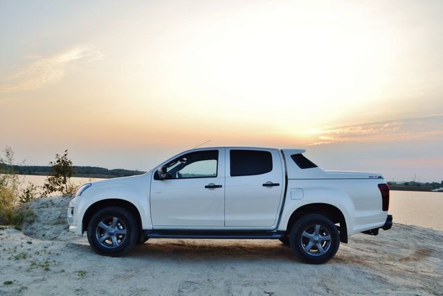 Isuzu D-MAX 2.5 TD AT Pearl White da się lubić