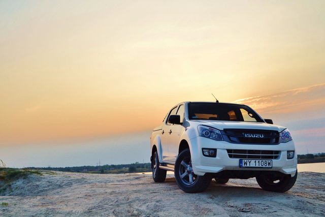 Isuzu D-MAX 2.5 TD AT Pearl White da się lubić