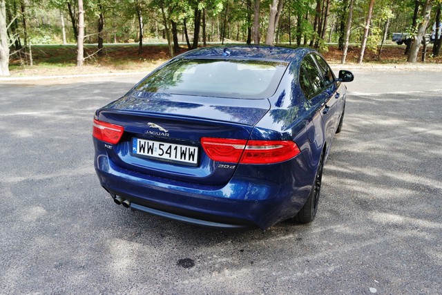 Stylowy Jaguar XE 2.0 D Auto RWD R-Sport