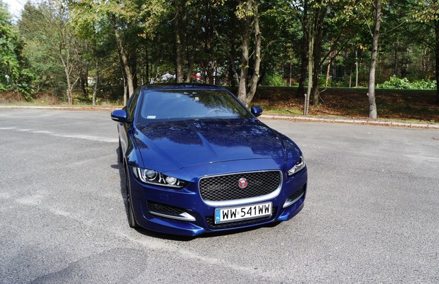 Stylowy Jaguar XE 2.0 D Auto RWD R-Sport