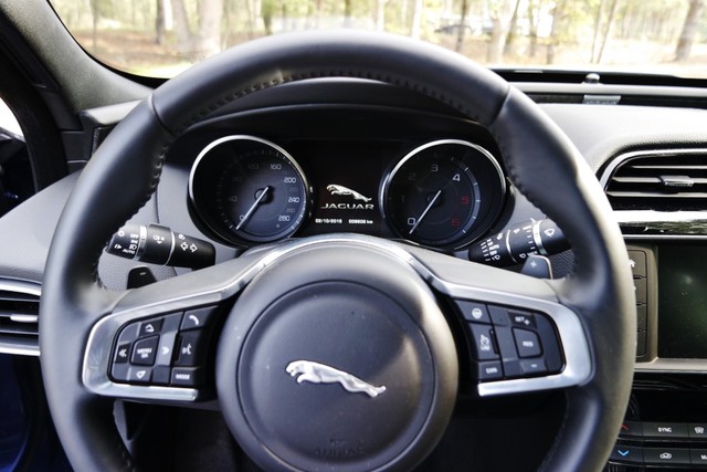 Stylowy Jaguar XE 2.0 D Auto RWD R-Sport