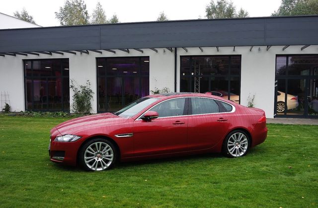 Nowy Jaguar XF wjechał do salonów