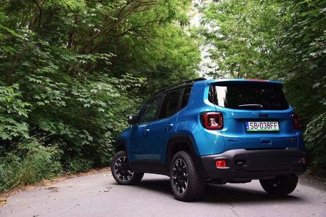 Jeep Renegade 4xe nie boi się off-roadu