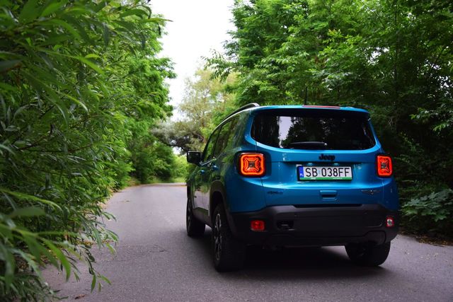 Jeep Renegade 4xe nie boi się off-roadu