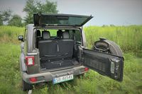 Jeep Wrangler Sahara - bagażnik