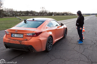 Lexus RCF pomarańczowy- widok z tyłu i boku