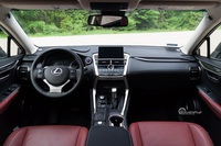 Lexus NX 300 H Prestige – wnętrze