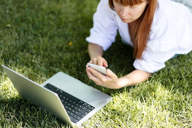Jakie serwisy internetowe najpopularniejsze w czasie Wielkanocy i majówki 2025?