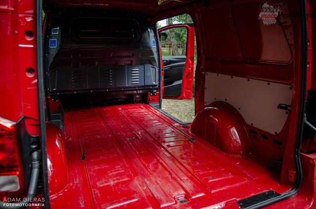 Mercedes Vito furgon 111 CDI 4×2 - w czerwieni mu do twarzy