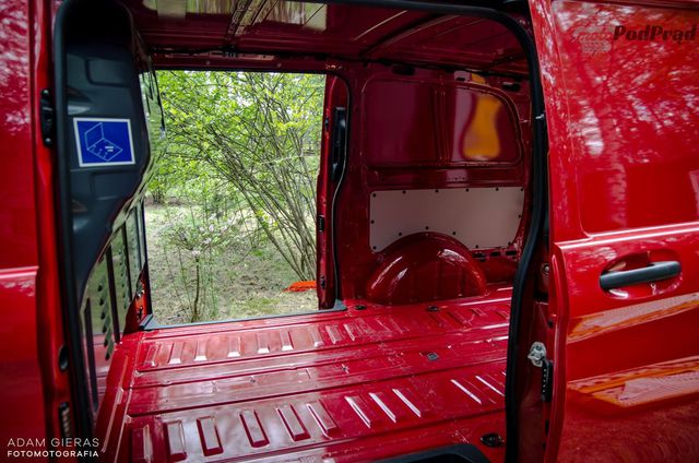 Mercedes Vito furgon 111 CDI 4×2 - w czerwieni mu do twarzy