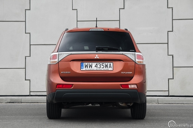 Mitsubishi Outlander 2.2 DiD Intense Plus vs Honda CR-V 2.2 i-DTEC Executive Navi