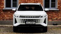 Omoda 9 Super Hybrid - futurystyczny front i charakterystyczny grill